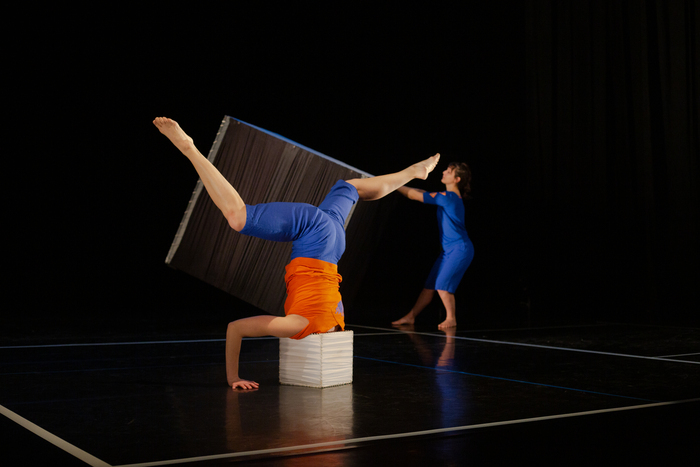 Image de l'évènement Carrément Cube – Cie Hanoumat – Spectacle fantaisie de danse et d’objets